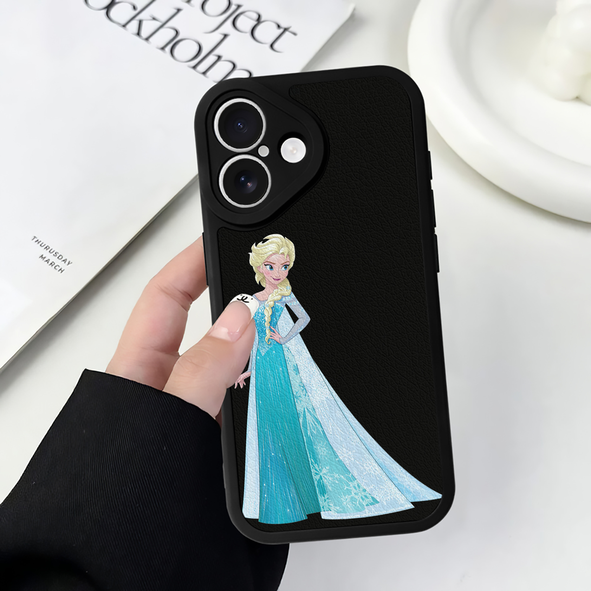 （画像用） アナと雪の女王 アンナ エルサ Frozen Anna Elsa 【iPhone 16シリーズ対応】シリコンスマホケース（レザー調） 材質：シリコン